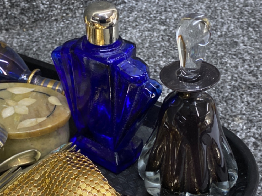Tray lot of glass perfume bottles, gold plated cufflinks, silver thimbles, vintage corkscrews etc - Bild 3 aus 3