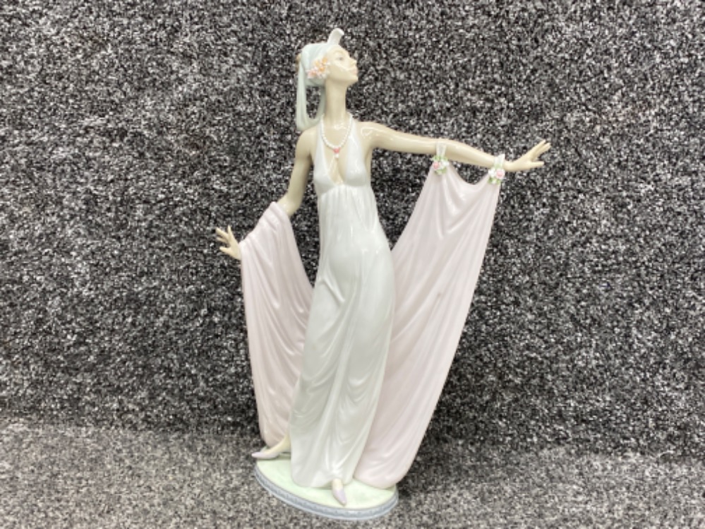 Large Lladro figure 1568 ‘Grand Dame’ (fingers missing)