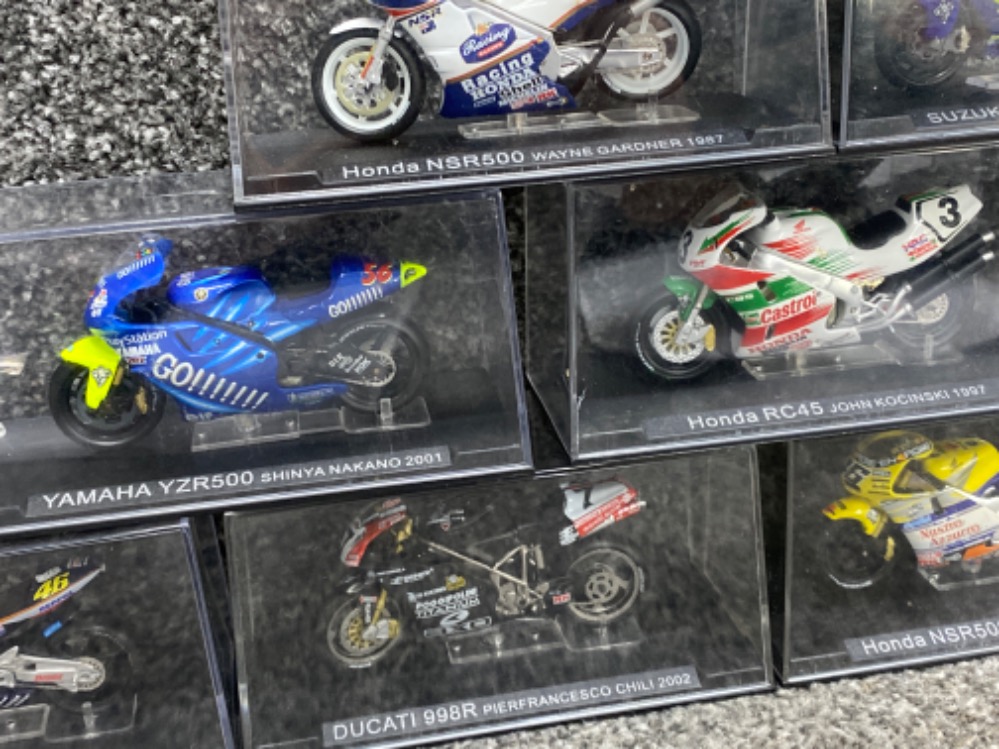 Total of ten model Super-bikes all in original display cases including Yamaha YZR500 & Suzuki GSV-R - Bild 2 aus 3
