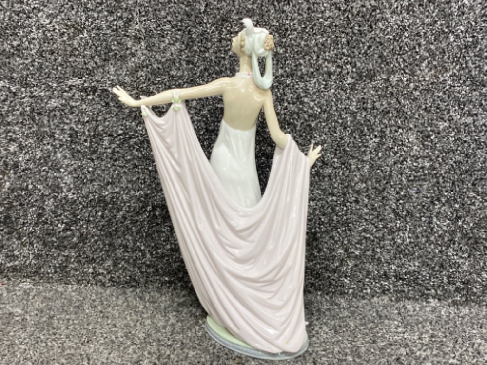 Large Lladro figure 1568 ‘Grand Dame’ (fingers missing) - Image 2 of 3