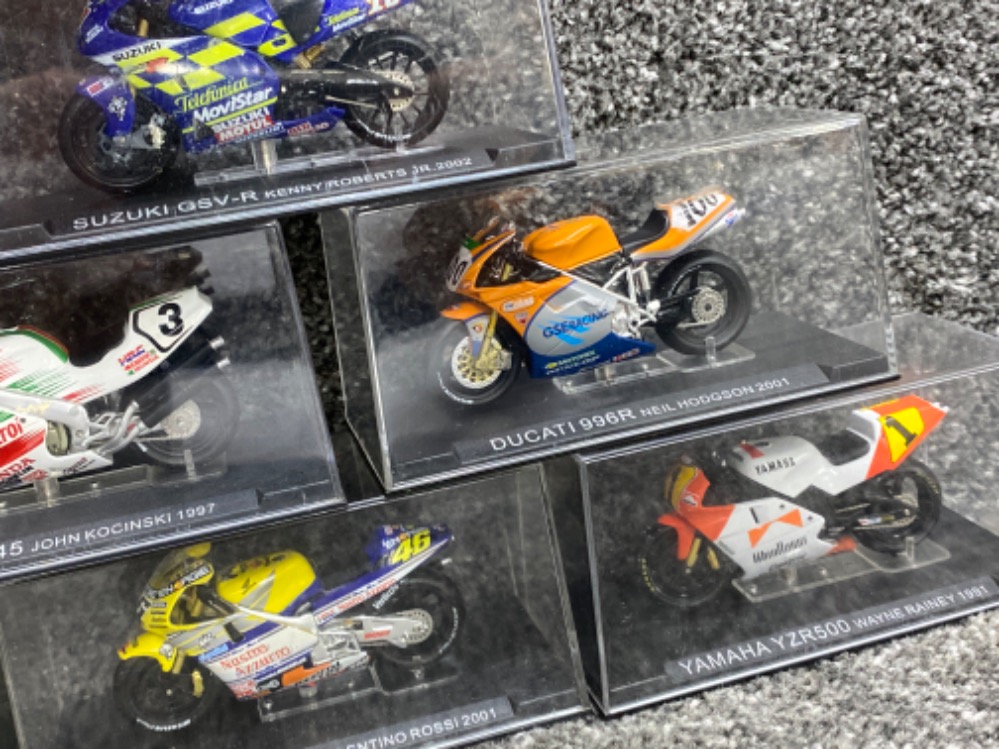 Total of ten model Super-bikes all in original display cases including Yamaha YZR500 & Suzuki GSV-R - Bild 3 aus 3