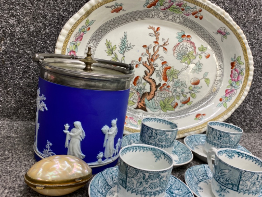 Tray containing large ironstone Indian tree meat-dish, Wedgwood lidded pot, mother of Pearl - Bild 3 aus 4