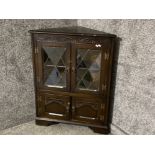 Oak old charm ‘low’ corner unit with leaded glass doors