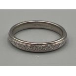 Ladies 9ct white gold patterned wedding band. 2.6g size L