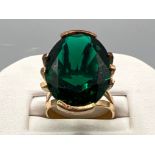 Ladies 18ct gold green stone ring. Set with a large oval green stone in claw setting. 7.4g size M