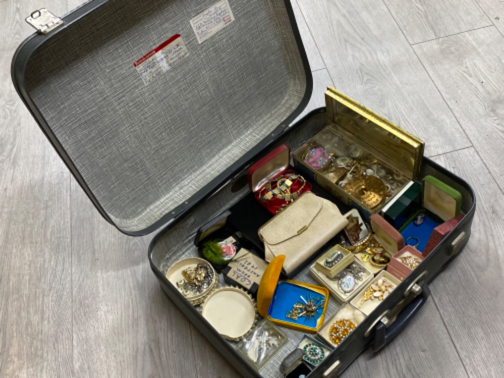 Vintage St.Michael luggage case containing a large amount of miscellaneous costume jewellery - Image 2 of 3