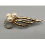 Ladies 9ct gold Pearl brooch set in a cluster of 3. 4g