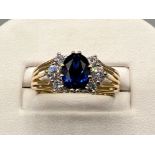 Ladies 14ct gold blue and white stone cluster ring. 3.9g size R