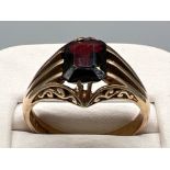 Gents 9ct gold Garnet ring. 4.9g size U