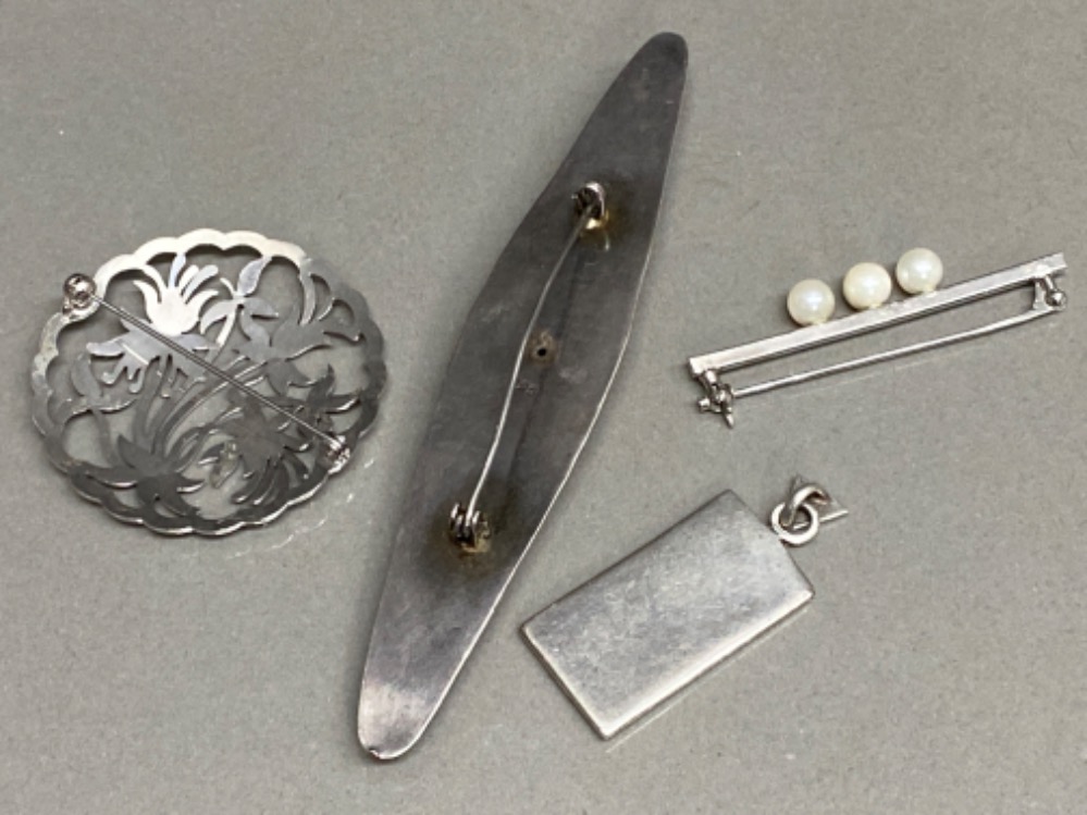 2x silver brooches includes large oval shaped & circular floral pattern, together with 2 white metal - Bild 2 aus 2
