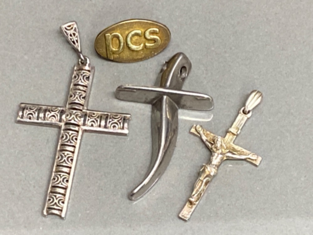 4x silver items to include 3 crucifix pendants & PCS pin badge, 15.9g