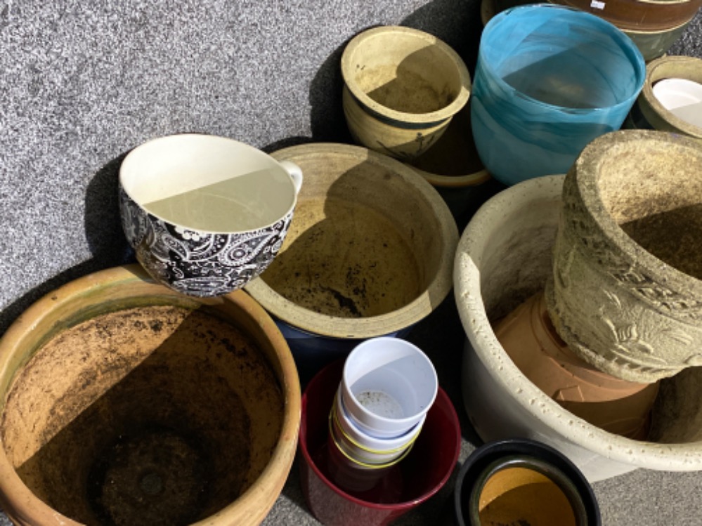 Large quantity of miscellaneous plant pots, includes ceramic, terracotta, stone - Bild 2 aus 3