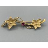 Ladies antique 9ct yellow gold and red stone leaf brooch 2.1g gross