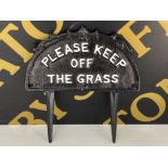 Novelty cast metal “please keep off the grass” plaque, H25xW24cm