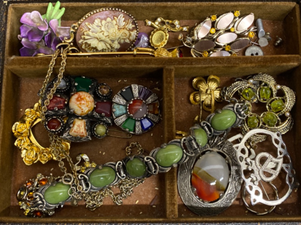 Vintage jewellery box containing miscellaneous pieces of Scottish costume jewellery - Image 2 of 2