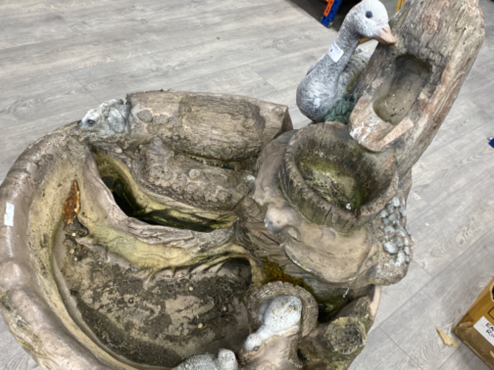 Large nicely decorated concrete water feature (animal/tree trunk design) H104cm x W53cm - Bild 2 aus 3