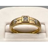 Ladies 9ct gold diamond 3 stone ring. Size N (2.3G)