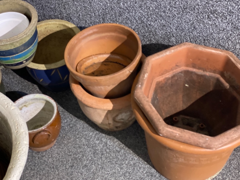 Large quantity of miscellaneous plant pots, includes ceramic, terracotta, stone - Image 3 of 3