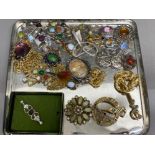 Tray of miscellaneous pieces of costume jewellery, including Scottish brooches