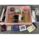 Mixed lot of costume jewellery, comprising of mainly necklaces (some with pendants)