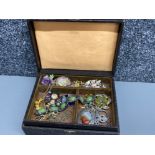 Vintage jewellery box containing miscellaneous pieces of Scottish costume jewellery