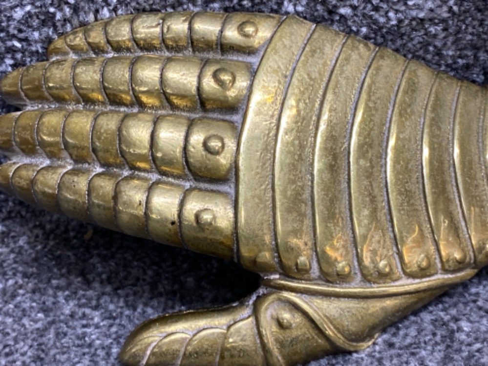 2 vintage solid brass double headed Phoenix armoured gauntlet’s - hanging ornaments - 30x12cm - Bild 3 aus 4