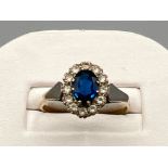 Vintage 9ct gold blue and white stone cluster ring. Size T (2.3G)