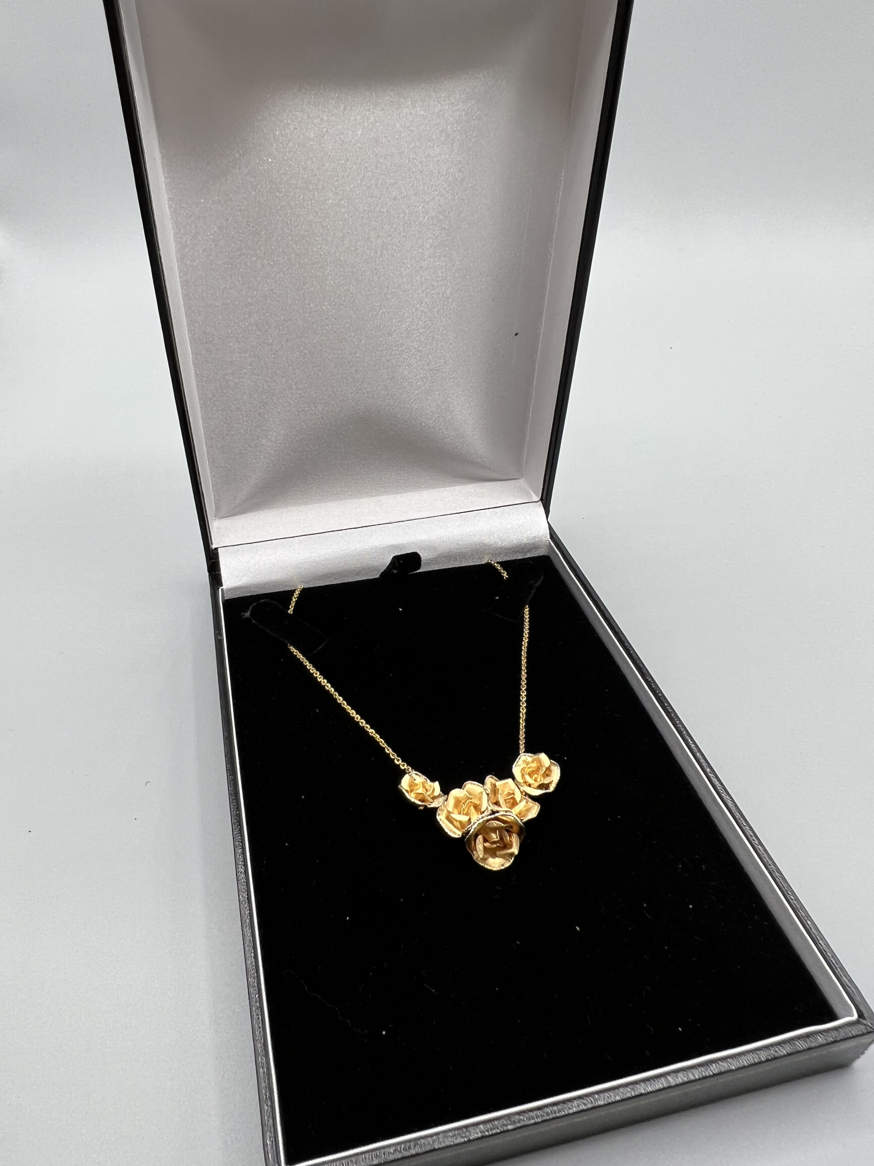 Stunning 18ct Gold & Diamond Designer Style Rose Shape Pendant & Chain 7.3grams - Boxed - Image 2 of 2