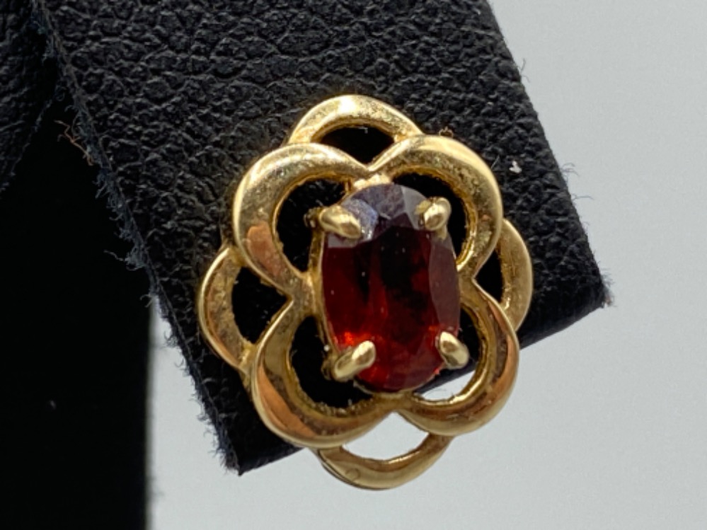 Ladies 9ct gold garnet stud earrings. Each set with a fancy setting. 1.4g - Image 3 of 3
