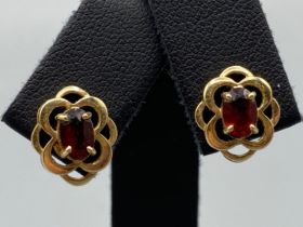 Ladies 9ct gold garnet stud earrings. Each set with a fancy setting. 1.4g