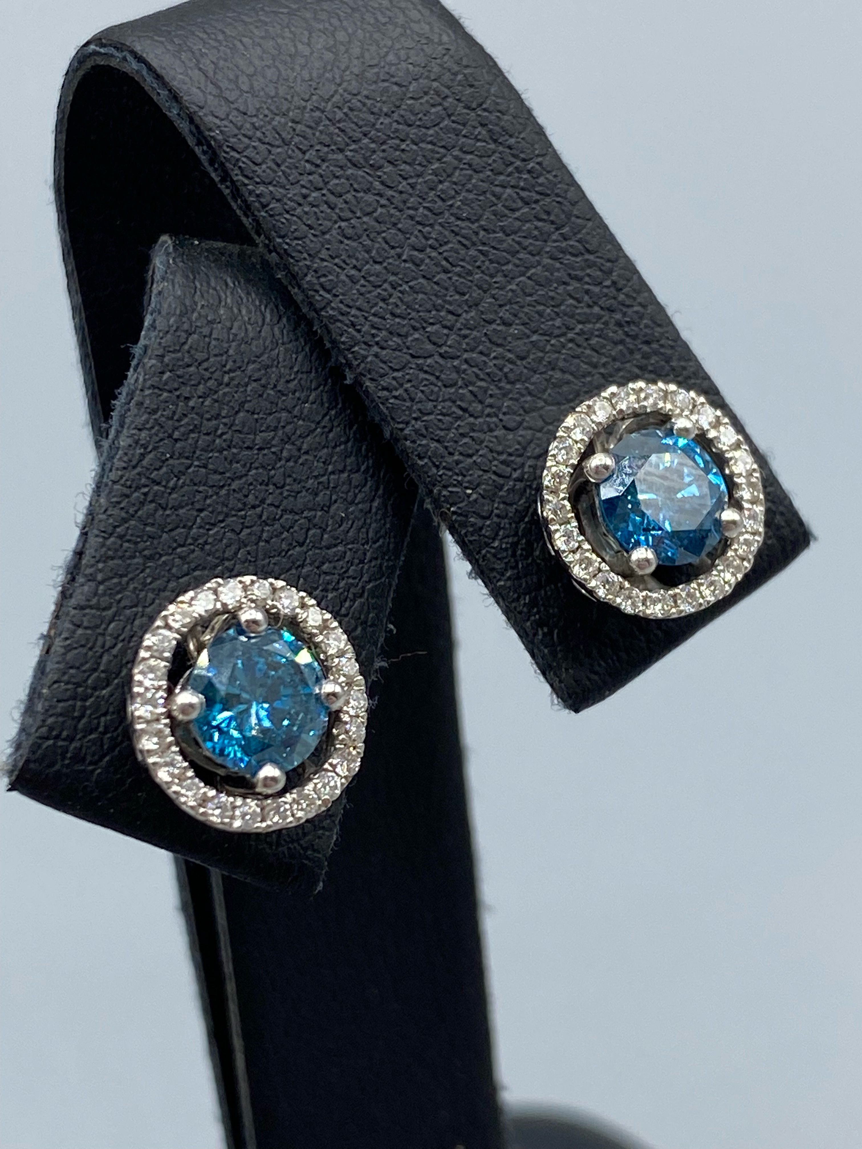 18ct White Gold Earrings comprising of a 1.40ct fancy coloured diamond center stone with 0.22ct - Image 2 of 3