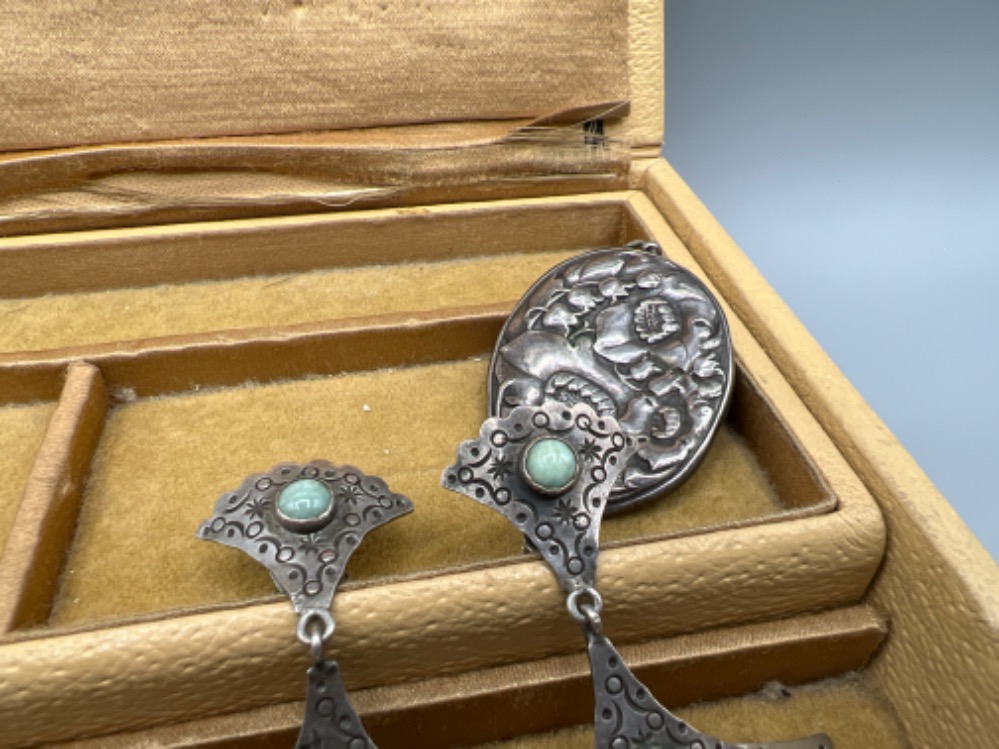 Jewellery box with antique with a Antique/Vintage costume silvery jewellery - Image 4 of 4