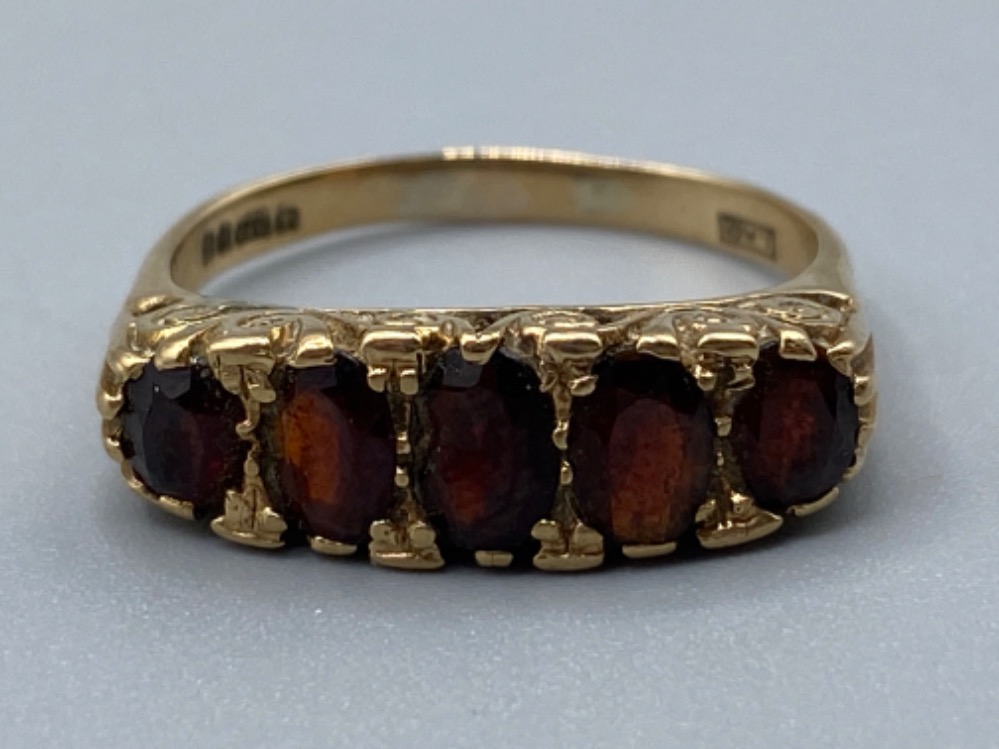 Ladies 9ct yellow gold 5 stone garnet ring, featuring 5 garnet stones set in a claw setting, 3. - Image 3 of 3