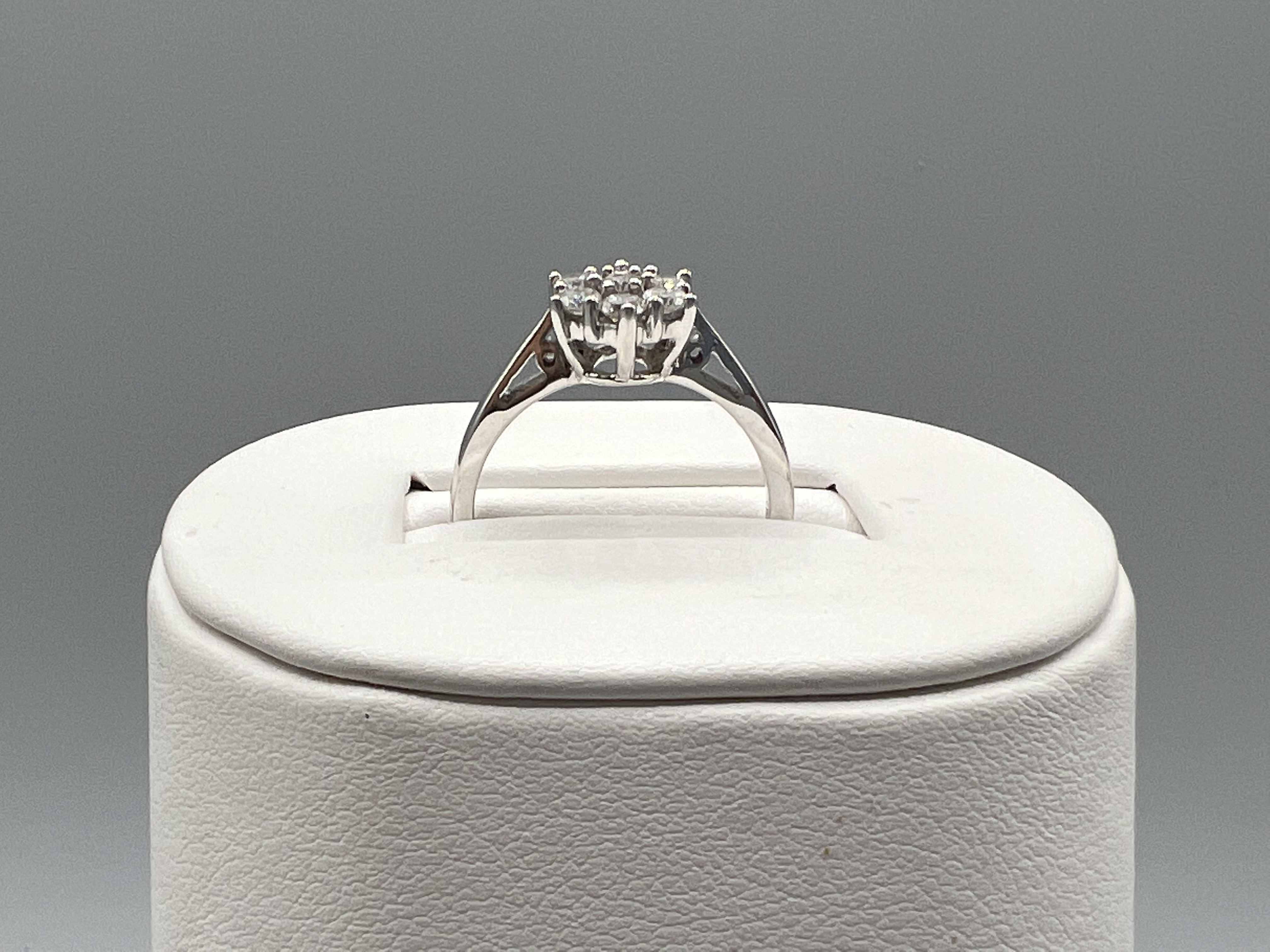 18ct White Gold & 7 Stone 1/2 Diamond Cluster Ring - 3.6grams Size N 1/2 - Image 3 of 3