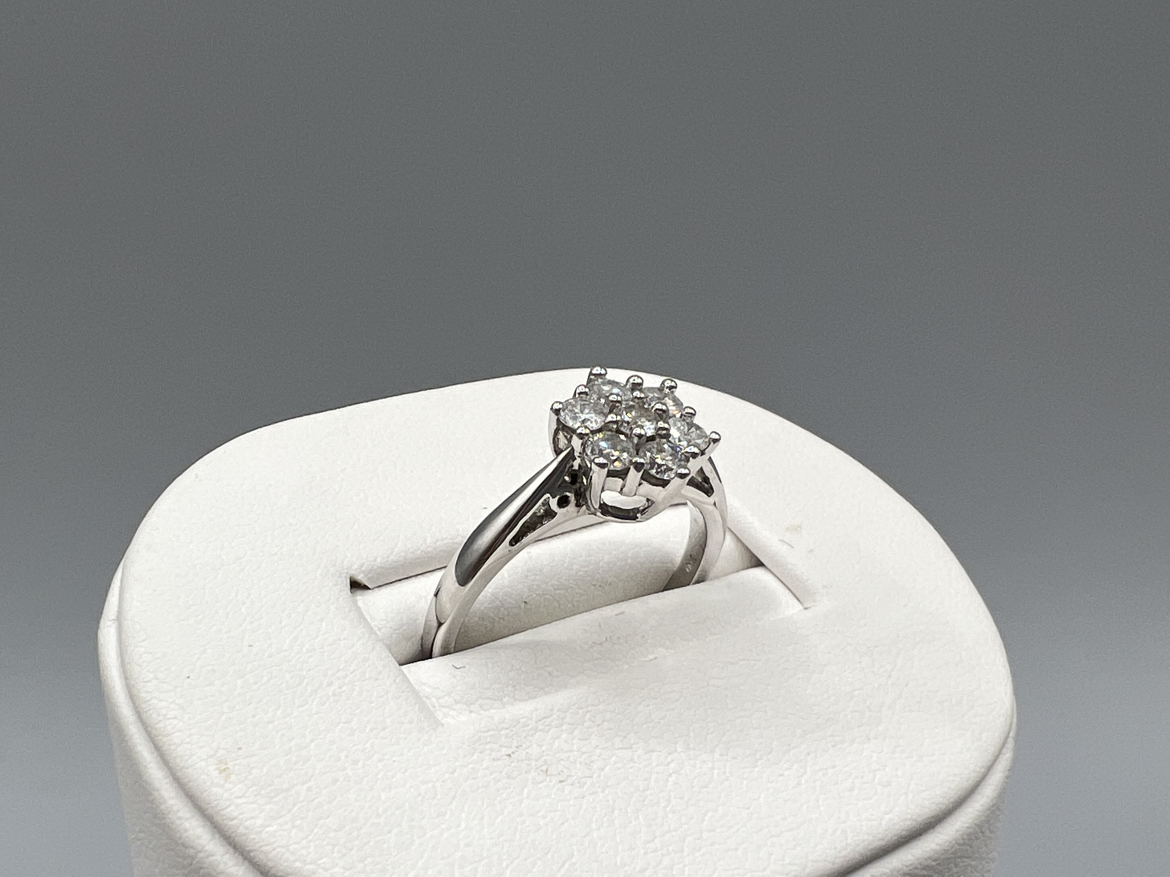 18ct White Gold & 7 Stone 1/2 Diamond Cluster Ring - 3.6grams Size N 1/2 - Image 2 of 3