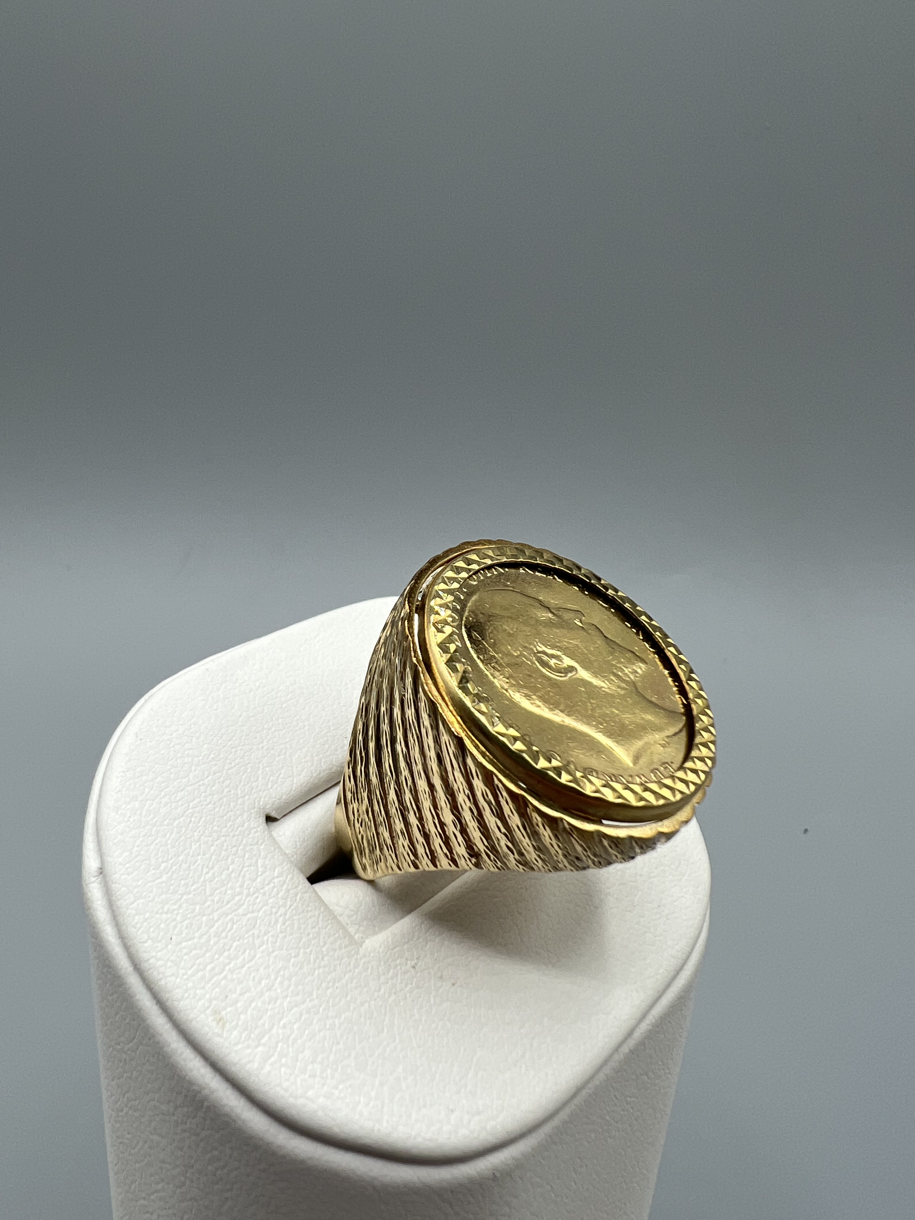 1910 Edward Vii Full Soverign Ring in 9ct Gold Mount Size X - 15.5grams
