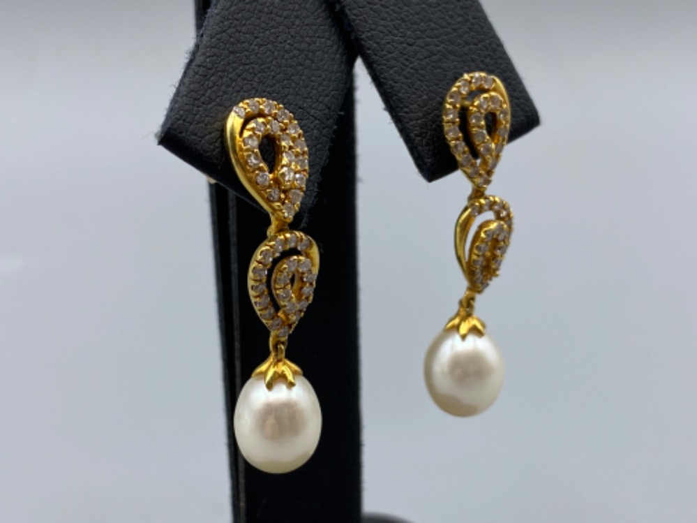 18ct Yellow Gold Diamond and Pearl Drop Earrings 0.65cts of Diamond in total weighing 4.03 grams - Image 2 of 2