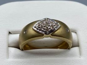 Vintage ladies 9ct gold diamond set band ring. Size M (3.4g)