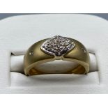 Vintage ladies 9ct gold diamond set band ring. Size M (3.4g)