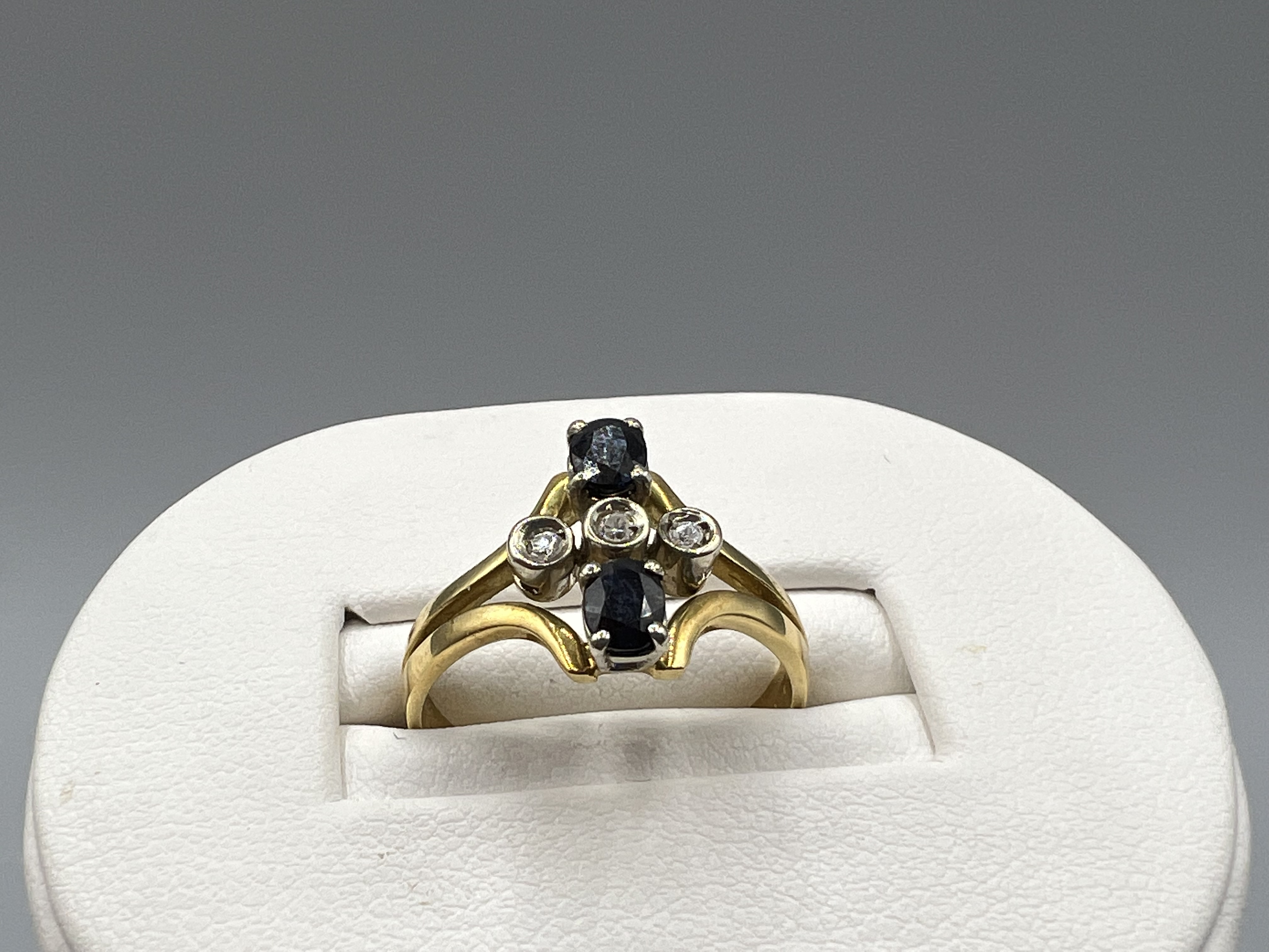 18ct Gold Blue & White Sapphire Ring - 3.1grams - Size N - Image 3 of 3