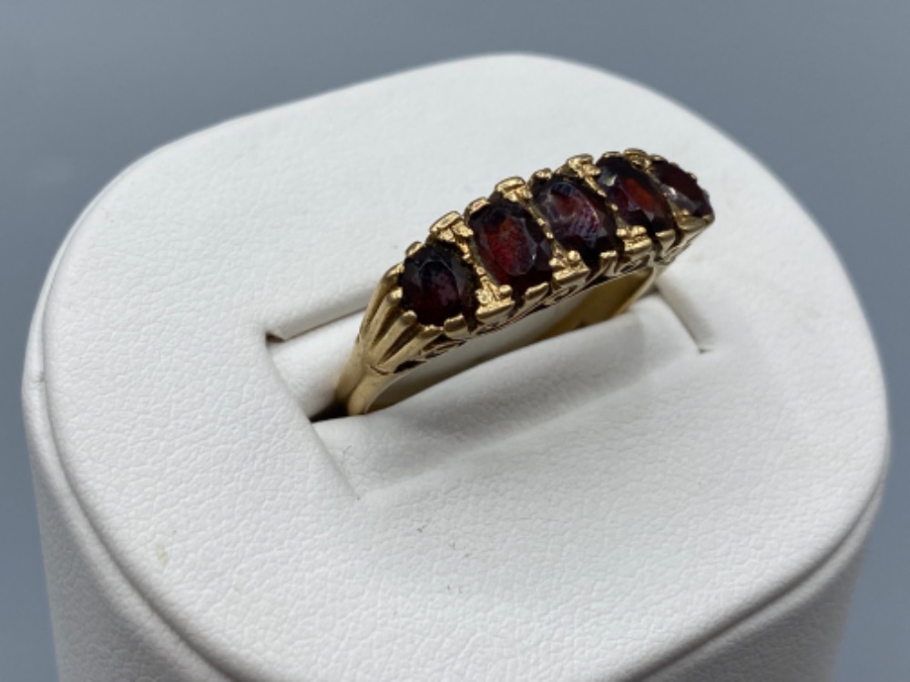 Ladies 9ct yellow gold 5 stone garnet ring, featuring 5 garnet stones set in a claw setting, 3. - Image 2 of 3