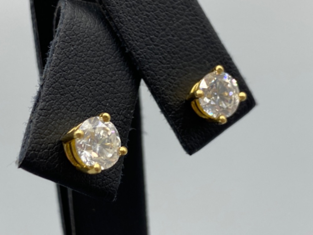 18ct Yellow Gold Diamond Stud Earrings 2.01ct Total weighing 2.10 grams - Image 2 of 3