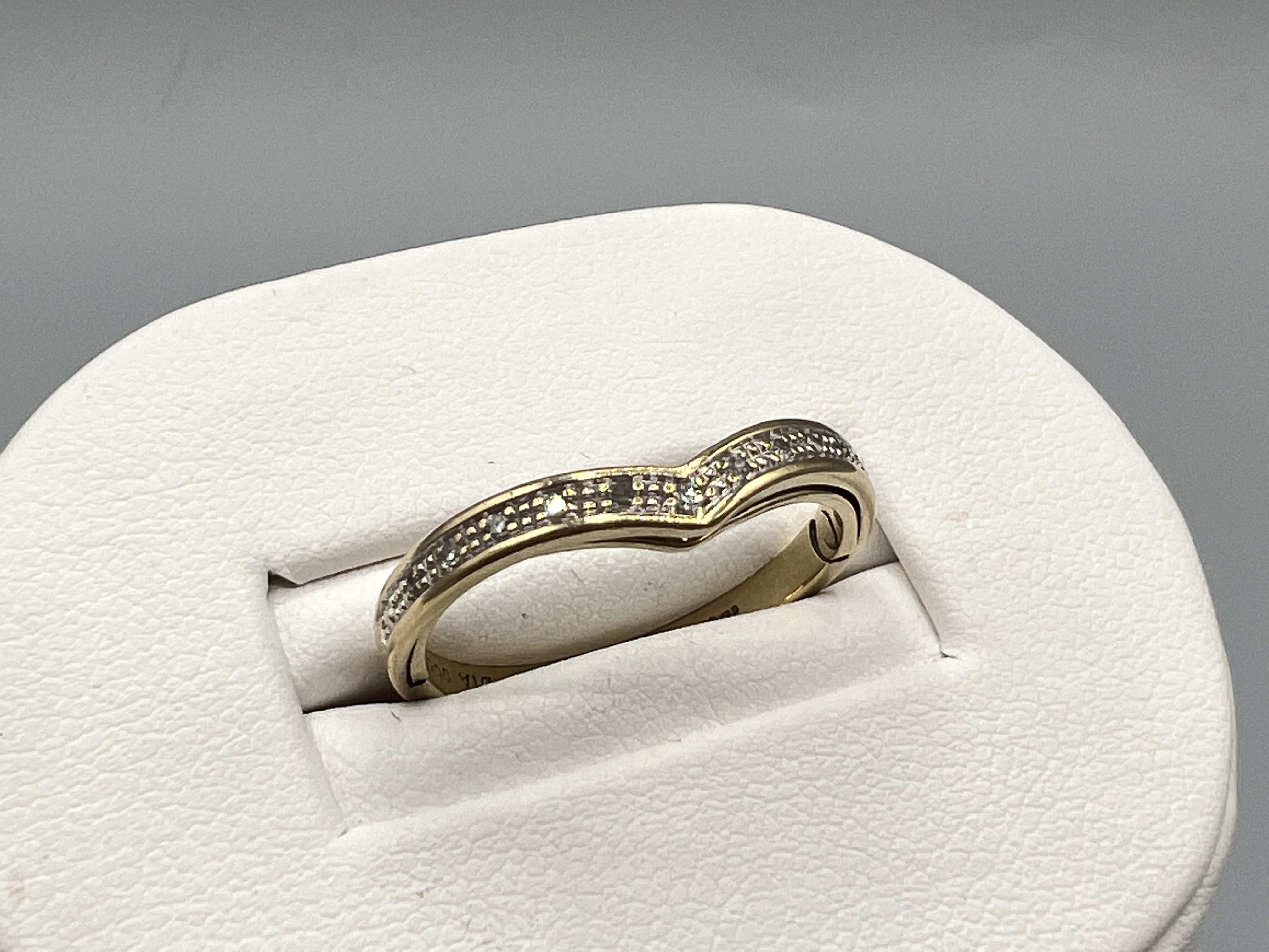 9ct Gold & Diamond Secret Message "I love you ring" - Size N - 2.2 grams - Image 2 of 3
