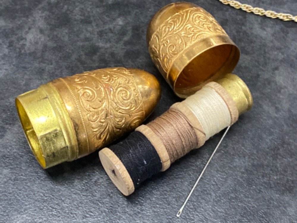 Victorian Etui sewing kit made of brass with original thread & thimble together with ladies - Bild 2 aus 2