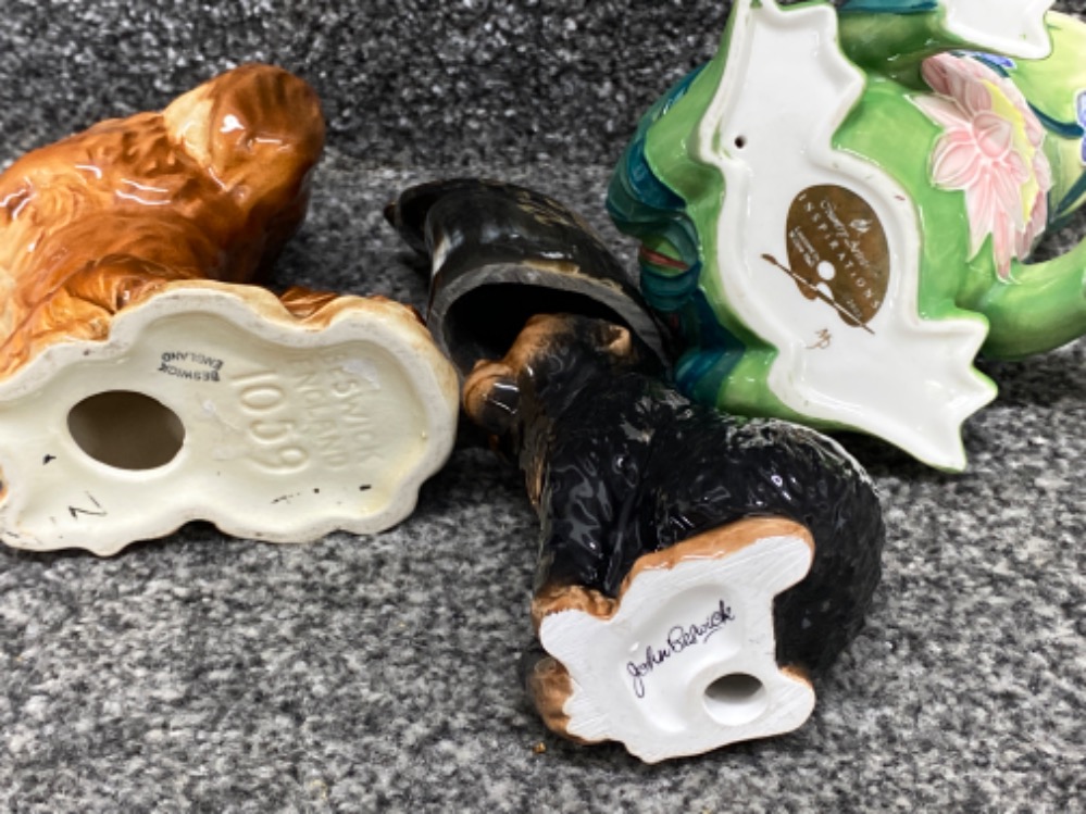 2 Beswick animal ornaments includes chimp & 1059 pekinese dog, also includes carved owl & country - Bild 2 aus 2