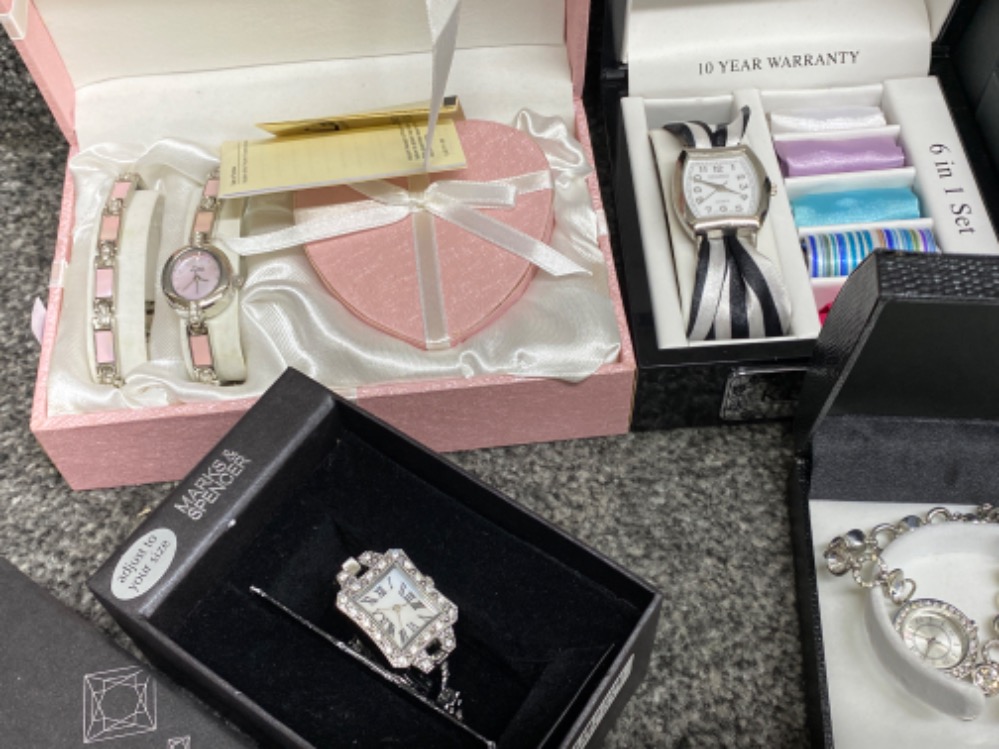 Total of 6 assorted ladies wristwatches - all as new with original gift boxes - Bild 2 aus 3