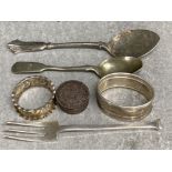 4 silver items includes 2x napkin rings, fork & small trinket - combined silver weight 67.3G,