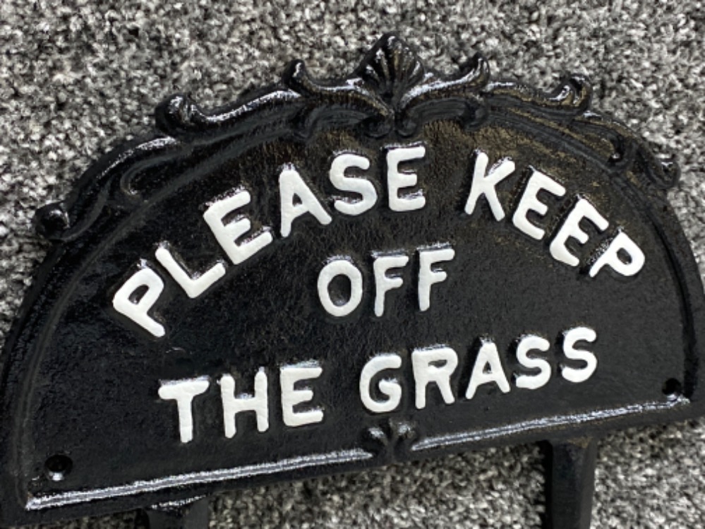 Novelty cast metal “please keep off the grass” plaque, H25xW24cm - Image 2 of 2