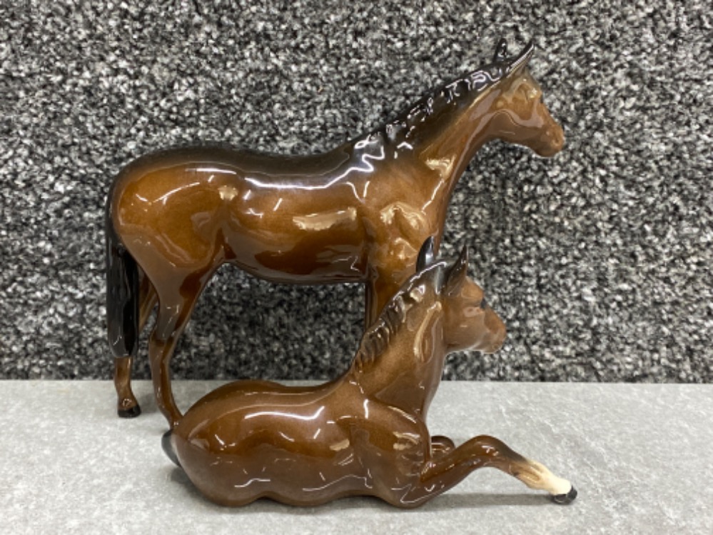 Beswick brown horse & laying down foal (915) - both gloss finish - Image 2 of 3