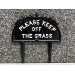Novelty cast metal “please keep off the grass” plaque, H25xW24cm